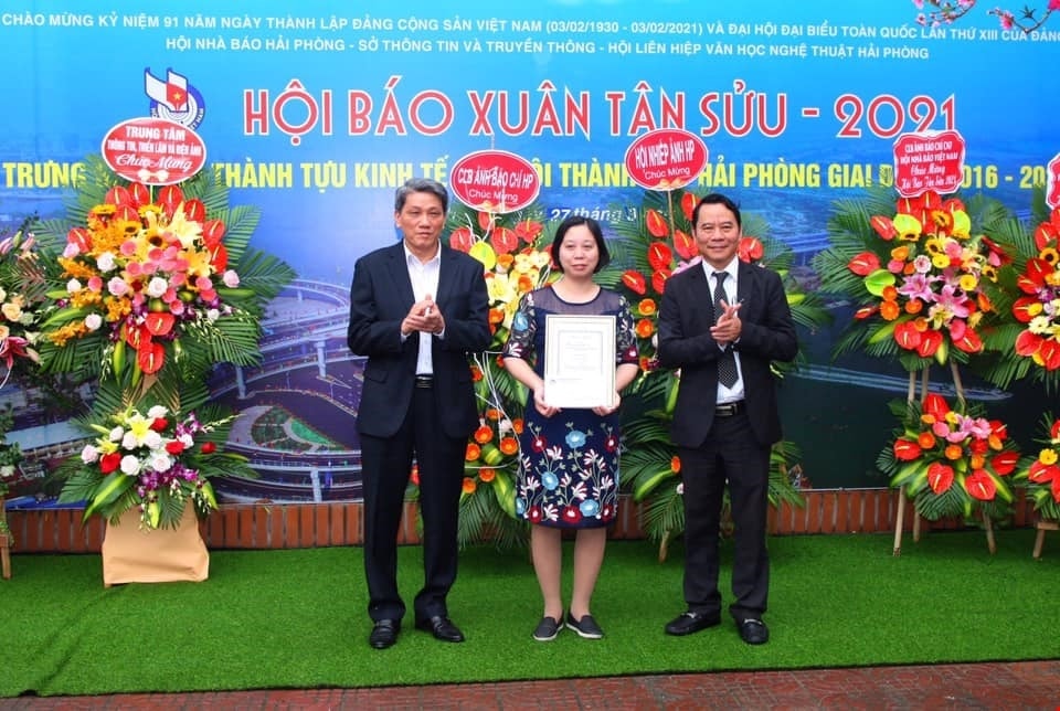 Ban Tổ chức trao giải Nhất bìa Báo Xuân đẹp Hội Báo Xuân.