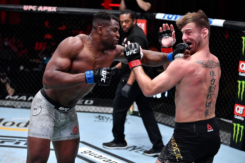 Ngannou (trái) đánh bại Miocic để trở thành tân vương của hạng nặng UFC. Ảnh: Getty