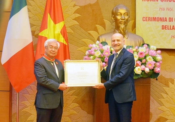 Đại sứ Italia Antonio Alessandro trao Huân chương Công trạng tặng ông Phan Thanh Bình
