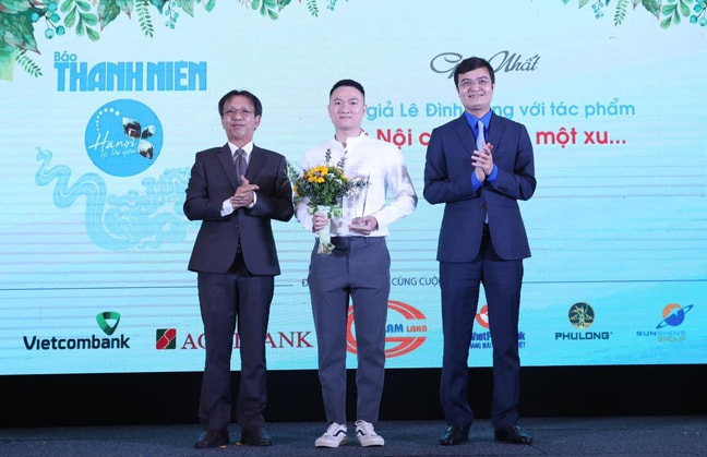 Bí thư Thường trực Trung ương Đoàn Bùi Quang Huy và Tổng Biên tập Báo Thanh Niên Nguyễn Quang Thông trao giải cho tác giả đoạt giải Nhất. Ảnh: Hoàng Lân