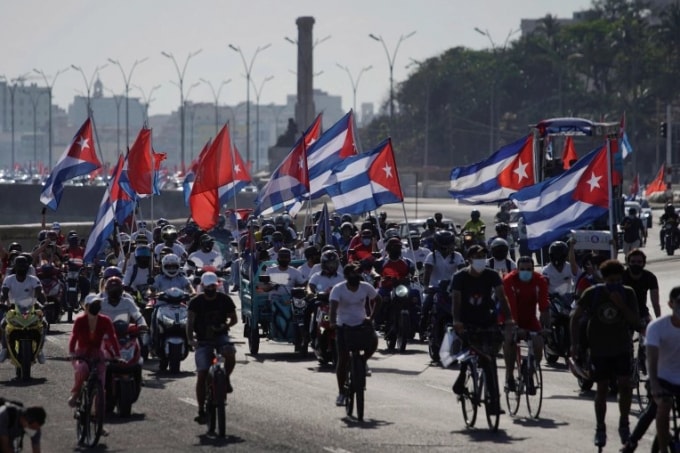 Hàng trăm người Cuba tuần hành hòa bình kêu gọi Mỹ dỡ bỏ các lệnh trừng phạt vào nước này - Ảnh: Reuters