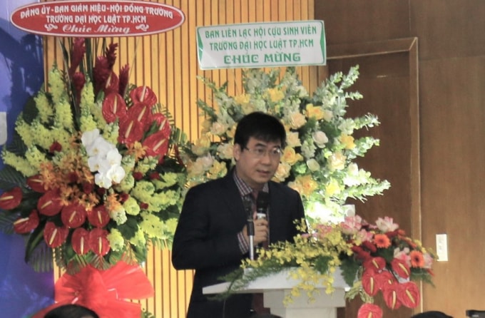 TS. Lê Trường Sơn - Phó Hiệu trưởng Trường ĐH Luật TP.HCM trình bày tham luận tại Hội nghị.