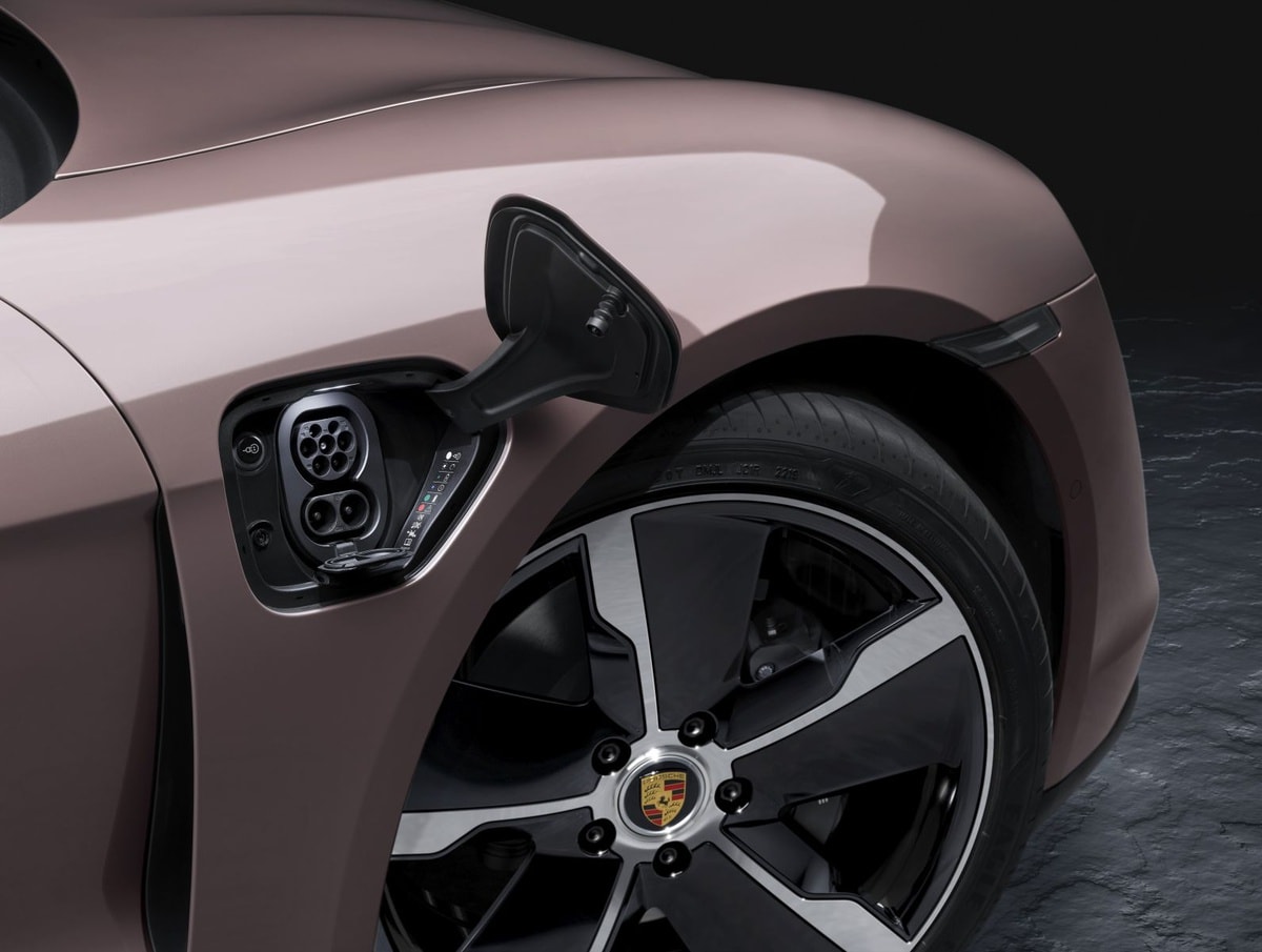 Xe điện Porsche Taycan bản đặc biệt ra mắt tại Triển lãm BIMS 2021. Ảnh: EVspecifications