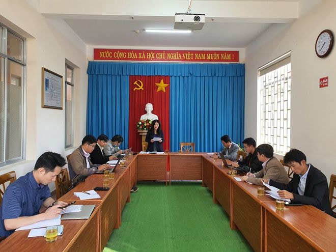 Bà Trần Thị Vũ Loan, Phó Chủ tịch UBND thành phố Đà Lạt cung cấp thông tin cho báo chí