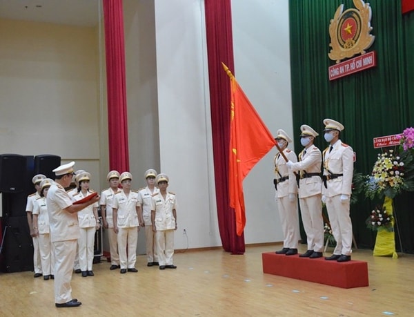 Thượng tá Nguyễn Văn Hùng, đại diện cán bộ Cơ quan Ủy ban Kiểm tra Đảng ủy Công an TP Hồ Chí Minh thực hiện nghi thức tuyên thệ