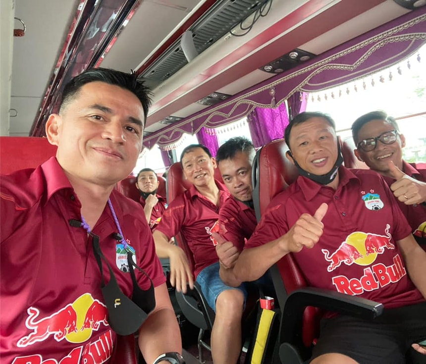 HLV Kiatisuk bày tỏ sự lạc quan sau rắc rối tại sân bay Pleiku. Ảnh: FBNV