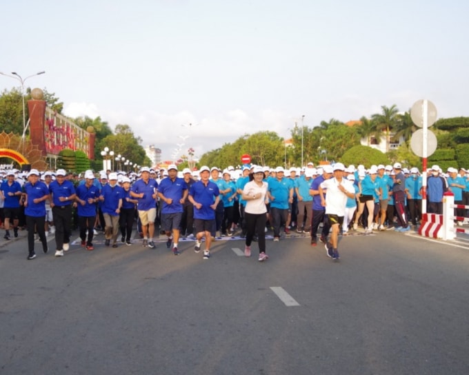 Lãnh đạo tỉnh Bạc Liêu và hơn 2.000 vận động viên tham gia chạy Olympic vì sức khỏe toàn dân.