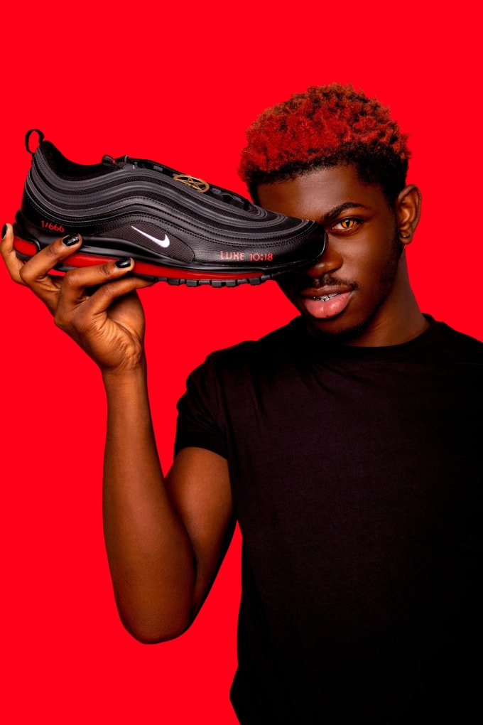 Mẫu giày Satan Shoes được hợp tác giữa Lil Nas X và MSCHF, đặc biệt bên trong mỗi chiếc đế còn chứa... máu của những nhân viên MSCHF.