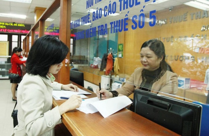Cán bộ ngành thuế hướng dẫn người dân kê khai, nộp thuế (Ảnh minh họa).