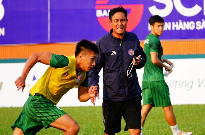 HLV Phùng Thanh Phương chỉ đạo học trò trong ngày đầu tiên đảm nhiệm vai trò mới. Ảnh: internet