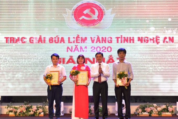 Bí thư Tỉnh ủy Nghệ An Thái Thanh Quý trao giải Nhất cho tác giả, đại diện nhóm tác giả. Ảnh: Thành Cường