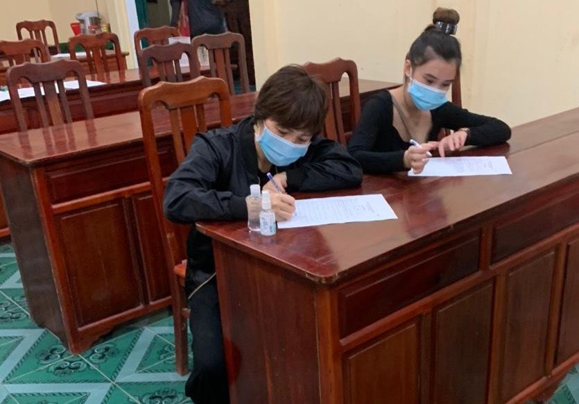 Nhóm người nhập cảnh trái phép bị buộc khai báo y tế. Ảnh: tienphong.vn