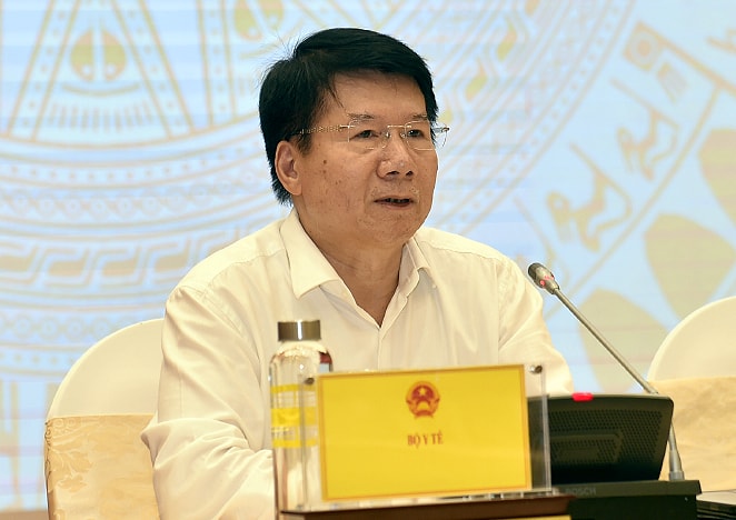 Thứ trưởng Bộ Y tế Trương Quốc Cường trả lời câu hỏi của phóng viên.