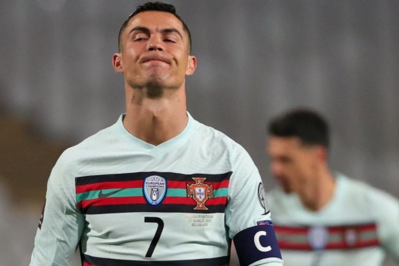 Siêu sao Ronaldo thất vọng với quyết định của trọng tài ở trận gặp Serbia. Ảnh: Getty Images