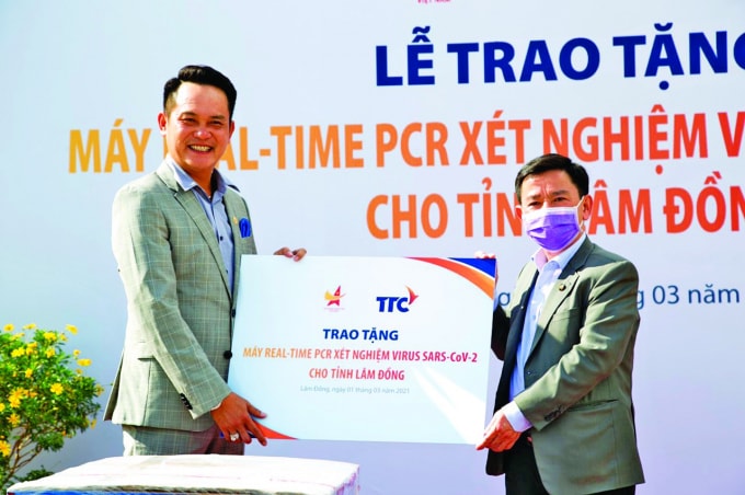 Doanh nhân Đặng Hồng Anh, thay mặt Hội Doanh nhân trẻ Việt Nam và Tập đoàn TTC tặng hệ thống máy xét nghiệm tự động Real-time PCR cho tỉnh Lâm Đồng.