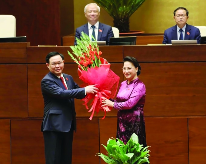 Nguyên Chủ tịch Quốc hội Nguyễn Thị Kim Ngân tặng hoa chúc mừng Chủ tịch Quốc hội Vương Đình Huệ. (Nguồn: TTXVN)