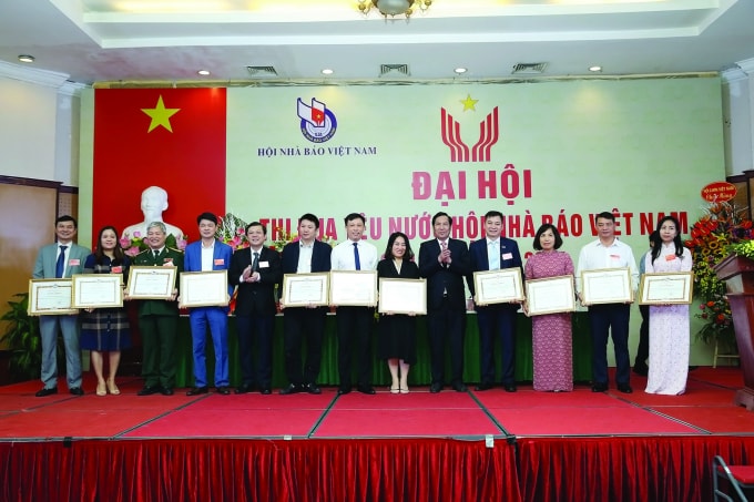 Nhà báo Ngô Minh Tuấn (ngoài cùng bên trái) thay mặt Chi hội Tạp chí Xây dựng Đảng nhận bằng khen vì đã có thành tích xuất sắc trong phong trào thi đua yêu nước giai đoạn 2015 -2020. Ảnh: Sơn Hải