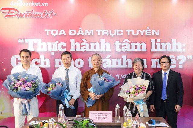Nhà báo Lê Anh Đạt tặng hoa cảm ơn các khách mời tham gia Tọa đàm. Ảnh: Quang Vinh.