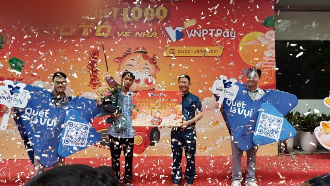 Lãnh đạo VNPT FinTech – Cơ quan chủ quản VNPT Pay trao thưởng cho Khách hàng may mắn của chương trình.