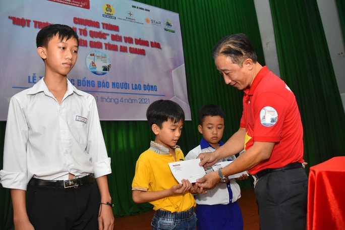 Ông Bùi Thanh Liêm trao học bổng cho học sinh nghèo tỉnh An Giang.