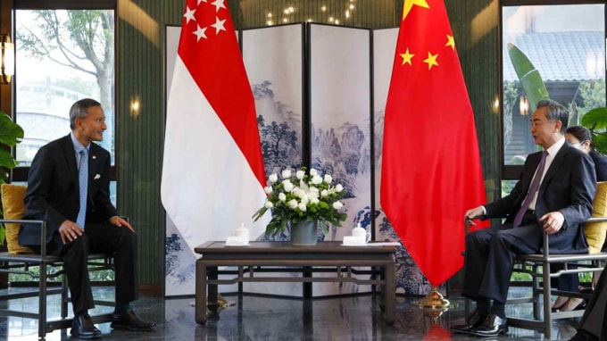 Bộ trưởng Ngoại giao Singapore Vivian Balakrishnan, trái, gặp người đồng cấp Trung Quốc Vương Nghị tại Phúc Kiến, Trung Quốc, vào ngày 31 tháng 3 - Ảnh: Bộ Ngoại giao Singapore