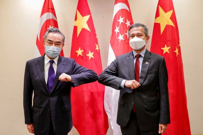Ngoại trưởng Trung Quốc Vương Nghị và người đồng cấp Malaysia Hishammuddin Hussein - Ảnh: AFP