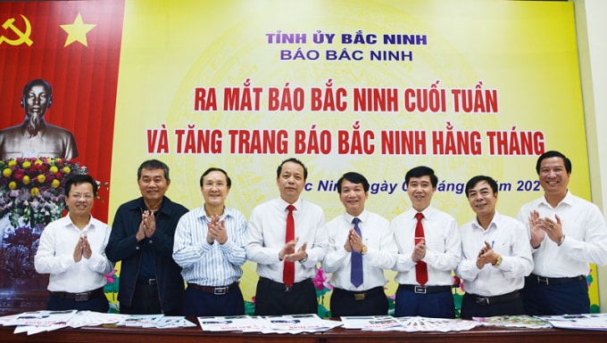 Các đồng chí lãnh đạo tỉnh cùng các đại biểu chúc mừng ra mắt ấn phẩm Báo Bắc Ninh Cuối tuần và tăng trang Báo Bắc Ninh hằng tháng. Ảnh: baobacninh.com.vn