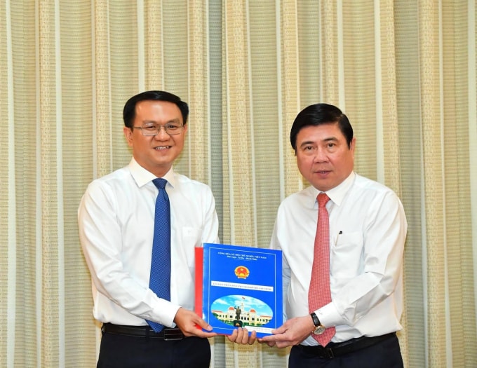 Ông Nguyễn Thành Phong- Chủ tịch UBND TP.HCM (phải) trao quyết định bổ nhiệm giám đốc Sở Thông tin và Truyền thông cho ông Lâm Đình Thắng (Ảnh: Đỗ Việt Dũng)