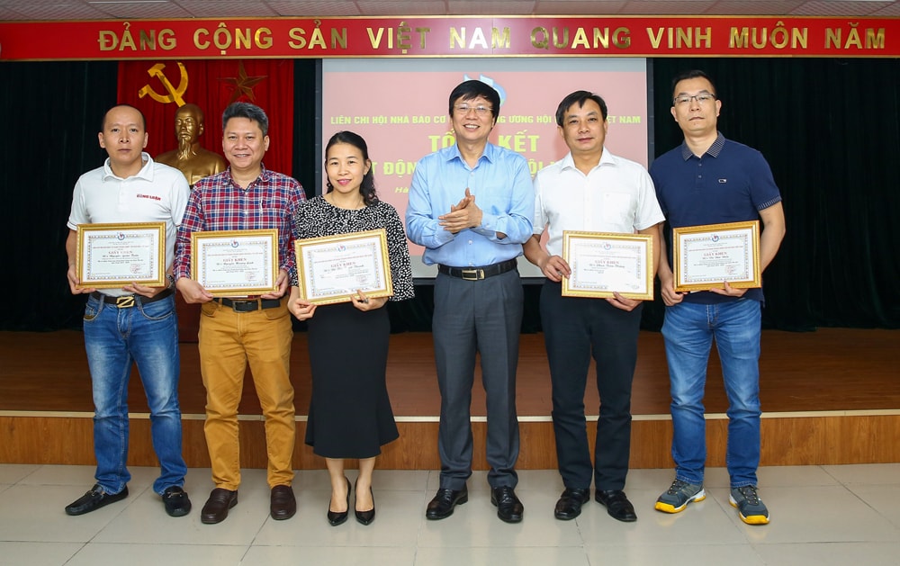 Phó Chủ tịch Thường trực Hội Nhà báo Việt Nam Hồ Quang Lợi các cá nhân có thành tích xuất sắc năm 2020. Ảnh: Sơn Hải