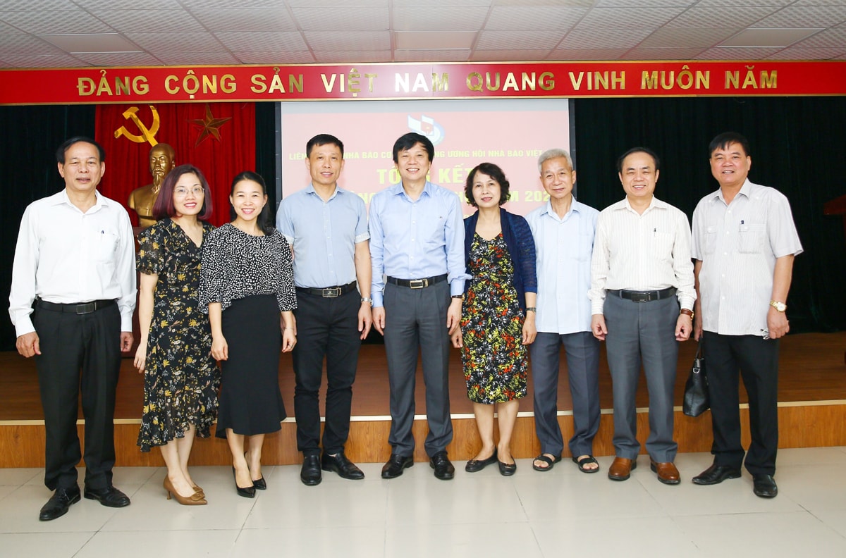 Các đại biểu chụp ảnh lưu niệm tại hội nghị. Ảnh: Sơn Hải