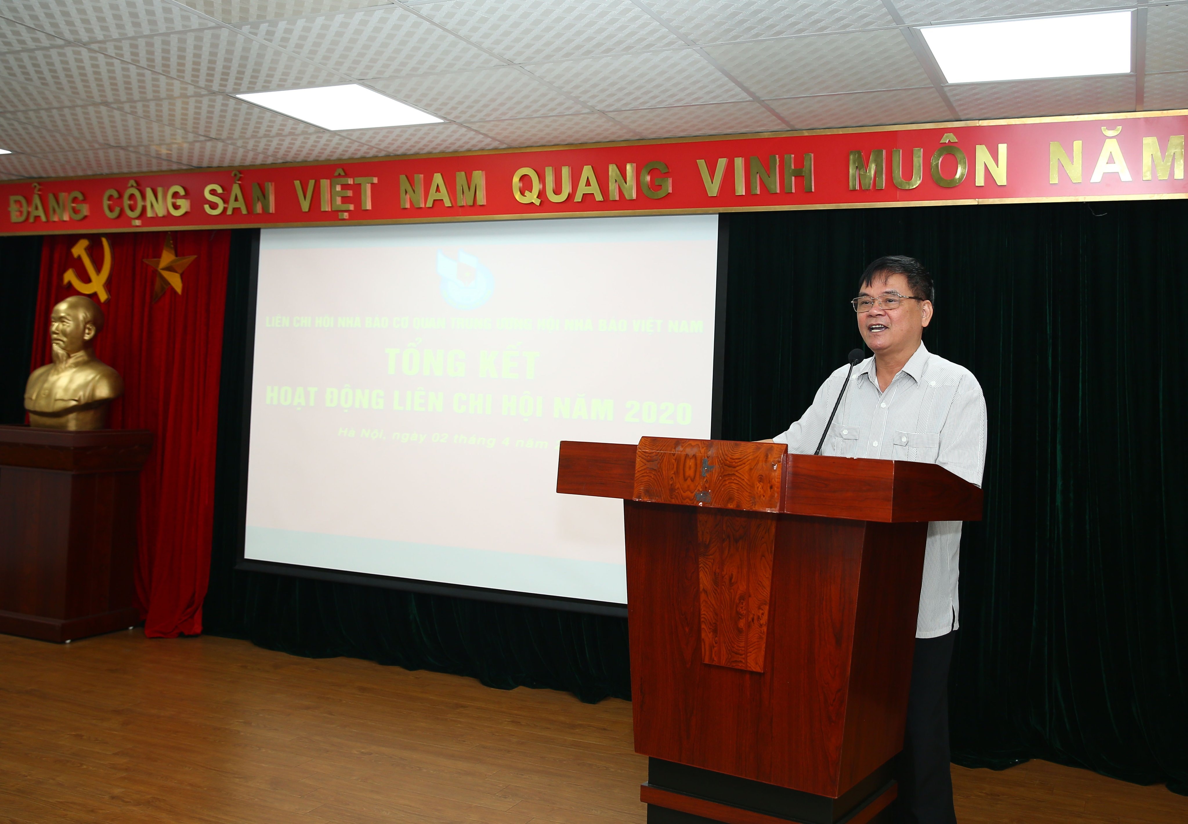 Nhà báo Phan Hữu Minh, Ủy viên Ban Thường vụ, Trưởng Ban Kiểm tra HNBVN phát biểu tại hội nghị. Ảnh: Sơn Hải