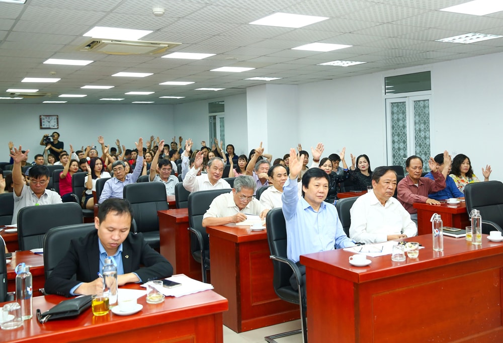 Các đại biểu biểu quyết thông qua một số nội dung tại hội nghị. Ảnh: Sơn Hải