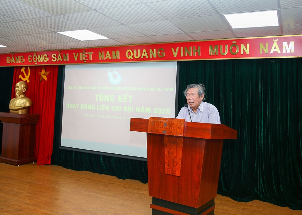 Nhà báo Nguyễn Xuân Lương - nguyên Chánh Văn phòng Hội Nhà báo Việt Nam tham luận đóng góp tâm huyết tại Hội nghị. Ảnh: Sơn Hải
