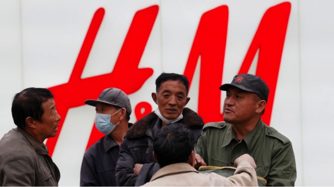 H&M là thương hiệu thời trang bị ảnh hưởng nặng nề nhất tại thị trường Trung Quốc sau tuyên bố không sử dụng bông Tân Cương. Ảnh: SCMP.