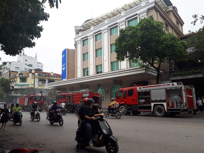 3 xe cứu hỏa cùng lực lượng PCCC được điều đến hiện trường xử lý vụ việc. Ảnh: vtc.vn