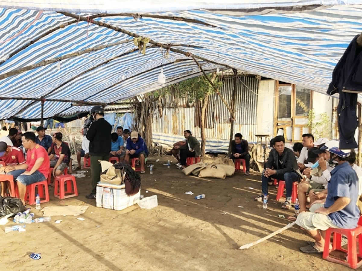 Các đối tượng đá gà ở huyện Ngọc Hiển (Cà Mau) cùng tang vật. Ảnh: vov.vn
