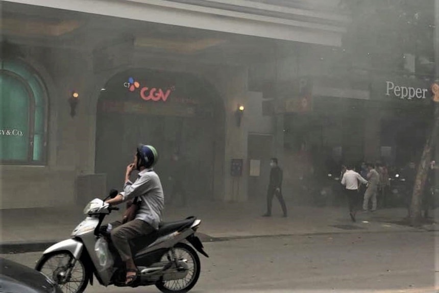 Khói bốc lên từ tầng hầm Tràng Tiền Plaza. Ảnh: Zingnews.vn