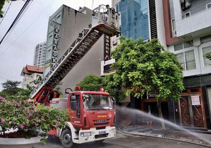 Lực lượng chức năng cứu 5 người từ ngôi nhà 9 tầng cháy. Ảnh: baogiaothong.vn