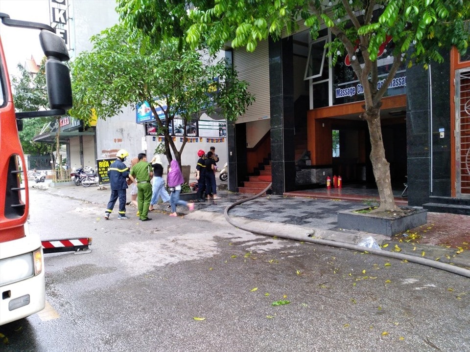 Sau 20 phút, lực lượng chức năng khống chế đám cháy ngôi nhà 9 tầng. Ảnh Công an TP. Hải Phòng.
