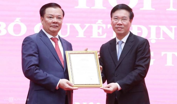 Thường trực Ban Bí thư Võ Văn Thưởng trao quyết định của Bộ Chính trị phân công ông Đinh Tiến Dũng giữ chức Bí thư Thành ủy Hà Nội. Ảnh: VnExpress