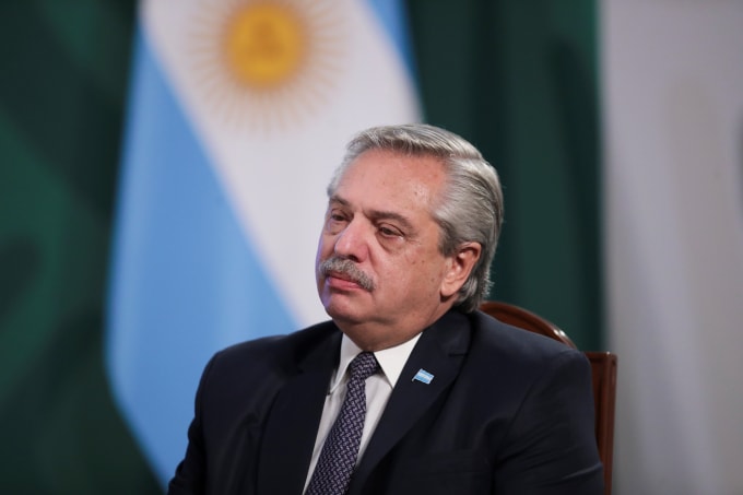 Tổng thống Argentina Alberto Fernandez kêu gọi mọi người 'hết sức cảnh giác' và tuân theo các khuyến nghị hiện hành về sức khỏe cộng đồng. Ảnh: Reuters