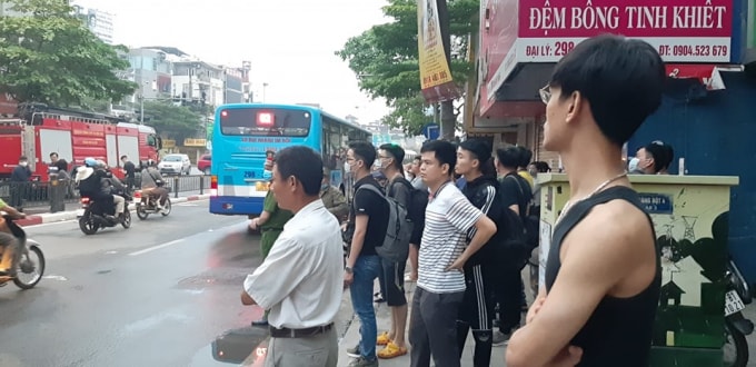 Rất đông người dân đứng theo dõi