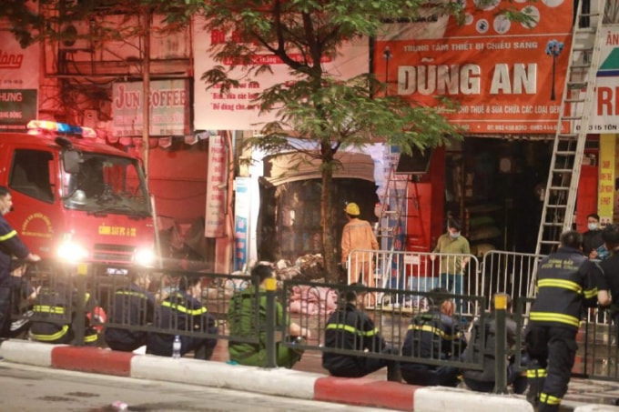 Hiện trường vụ hỏa hoạn đặc biệt nghiêm trọng tại ngôi nhà số 311 phố Tôn Đức Thắng (quận Đống Đa,TP.Hà Nội) khiến 4 người tử vong