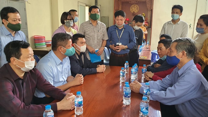 Phó Chủ tịch UBND thành phố Nguyễn Mạnh Quyền thăm hỏi, động viên gia đình nạn nhân