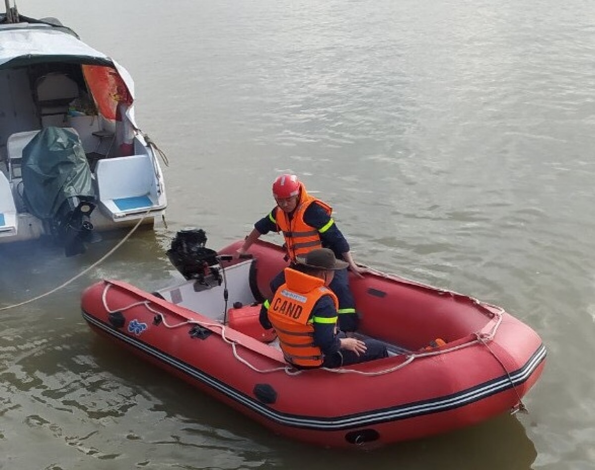 Lực lượng chức năng đang nỗ lực tìm kiếm tung tích người phụ nữ trên sông Lam. Ảnh: vov,vn