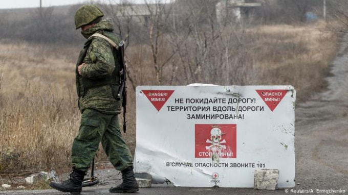 Một người lính Ukraine tuần tra dọc khu vực giới tuyến với lực lượng ly khai ở khu vực phía đông Donetsk và Lugansk- Ảnh: Reuters