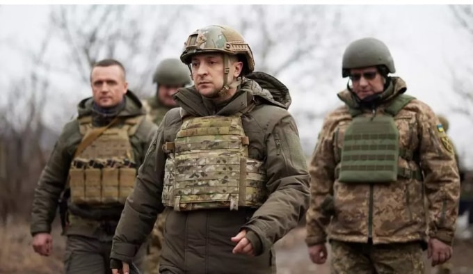 Tổng thống Ukraine Volodymyr Zelenskiy (giữa) đến thăm vùng chiến sự ở Donetsk, miền đông Ukraine, vào ngày 11 tháng 2 năm 2021 - Ảnh: Văn phòng Báo chí Tổng thống Ukraine