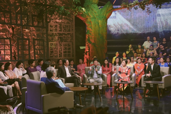 Nhà báo Huỳnh Dũng Nhân tại chương trình Quán Thanh xuân số tháng 4 “Tiếng còi tầm”