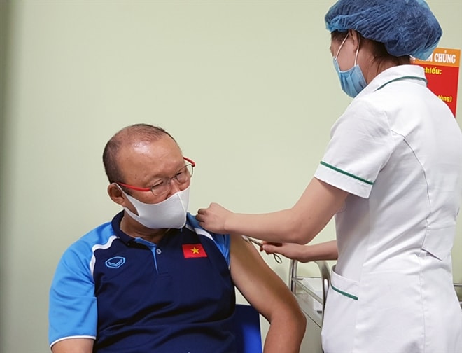 HLV Park Hang Seo được tiêm vaccine Covid-19. Ảnh: internet