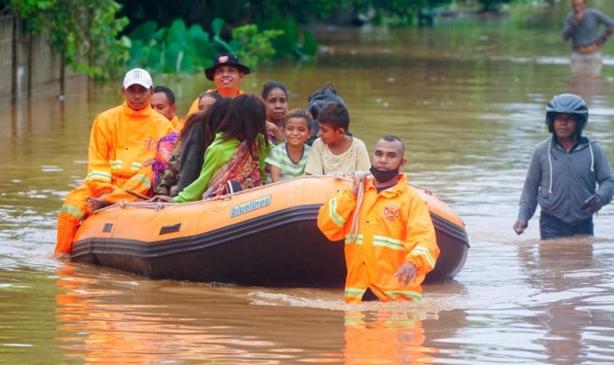 Lũ lụt và lở đất đã khiến hàng chục người tại Indonesia và Đông Timor thiệt mạng - Ảnh: Reuters